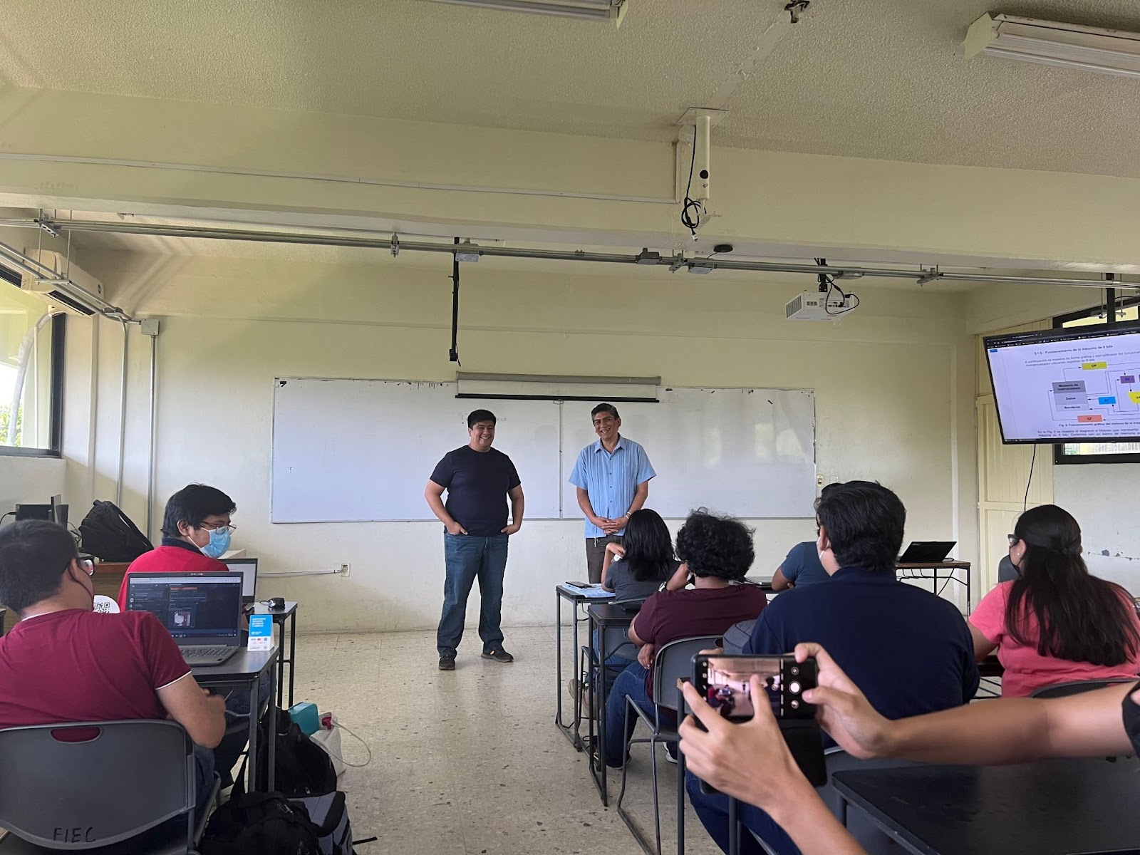 Figura 5.  Evidencia fotográfica del impacto del proyecto en estudiantes del quinto semestre del programa educativo de ingeniería en tecnologías computacionales.