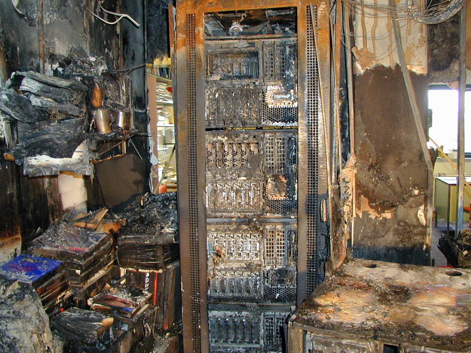 Figura 2.  Sysmiami, “Daños en equipos de telecomunicaciones por falta de protección eléctrica,” 2020. [Fotografía]. Disponible en: https://www.sysmiami.com/halloween-pesadillas-tenologicas/?lang=es [Consultado en junio 22, 2020].